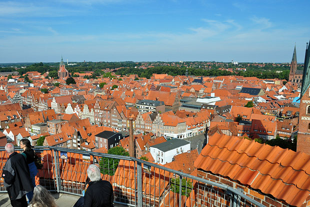 Blick vom Wasserturm auf die roten Dächer der Hansestadt Lüneburg