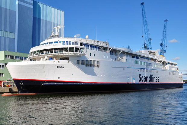 Das neue Scandlines-Fährschiff «Berlin» vor der Volkswerft Stralsund