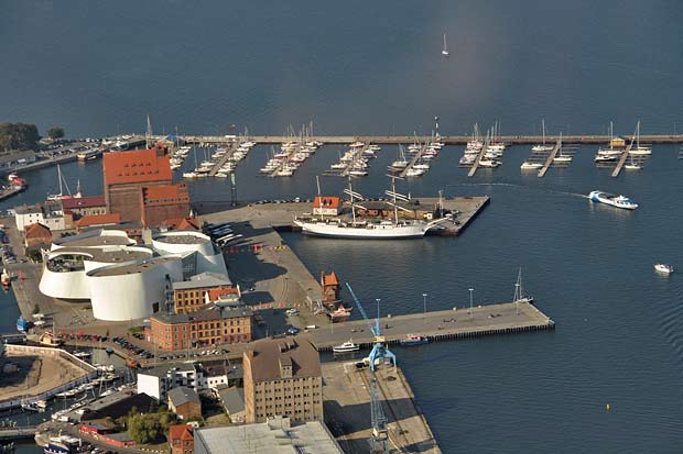 Luftbild Hafen Stralsund mit Gorch Fock I und Ozeaneum