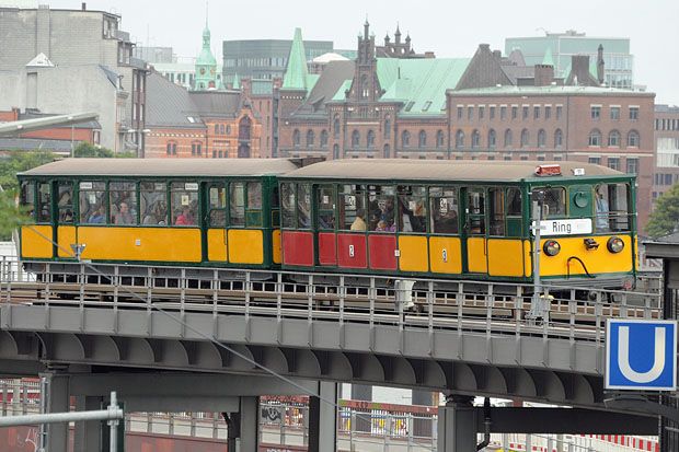 Hamburg U-Bahn Wagen T11 und T220 bilden einen Museumszug mit der historischen Speicherstadt als Kulisse