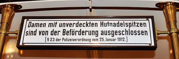 Schild Damen mit unverdeckten Hutnadelspitzen sind von der Beförderung ausgeschlossen U-Bahn Hamburg
