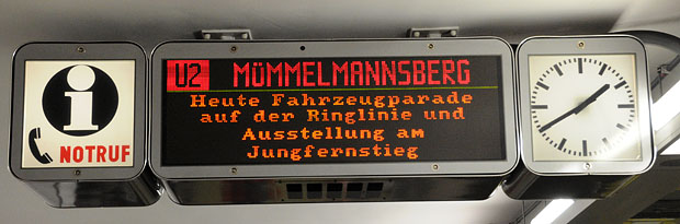 Anzeigetafel Heute Fahrzeugparade auf der Ringlinie Hochbahn Hamburg