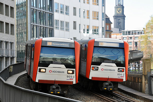 Begegnung auf der Linie U3 Zwei DT3E der Hochbahn. Hamburg