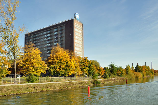 Wolfsburg Das Volkswagen-Verwaltungshochhaus am Mittellandkanal