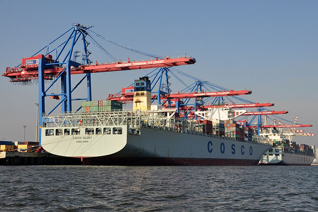 Containerschiff COSCO GLORY in Hamburg