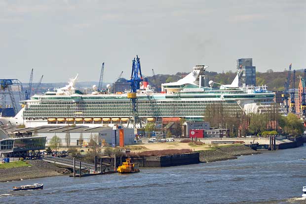 Hamburg «Independence of the Seas» von der Hafencity gesehen