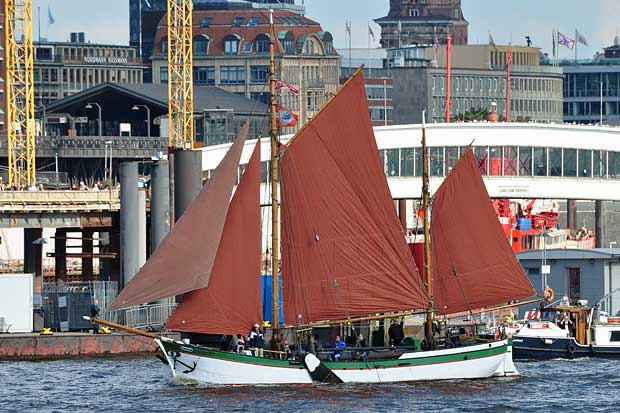 Besan-Ewer MOEWE - Parade Hamburger Traditionsschiffe
