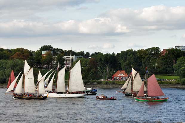 Segelschiffe auf der Elbe in Höhe Teufelsbrück - Parade Hamburger Traditionsschiffe
