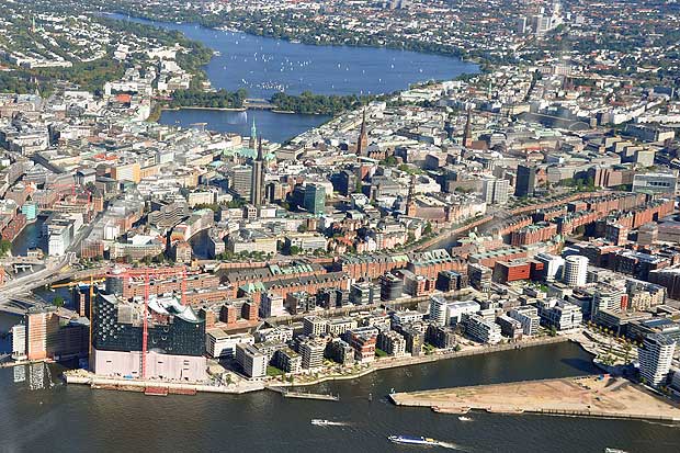 Luftbild Hamburg-Centrum mit Alster, Speicherstadt und Neue HafenCity