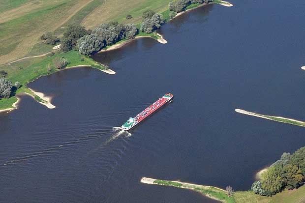Luftbild Elbe Schiff