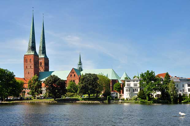Mühlenteich mit dem Dom Hansestadt Lübeck