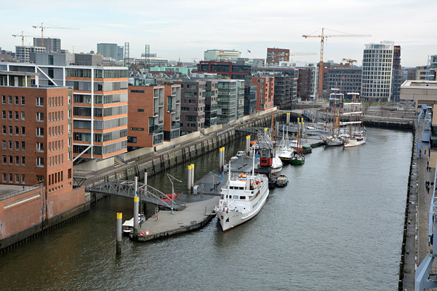 Nach Osten geht der Blick auf den Sandtorhafen mit dem Traditionsschiffhafen - Elbphilharmonie Hamburg